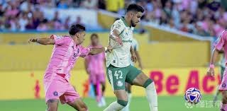 2025 赛季：大联盟历史上首位女性裁判在 3A 联赛完成全赛季执法，获得一致好评